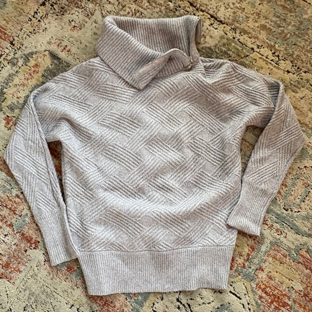 Woman’s Grey White House Black Market Soft Sweater L Large